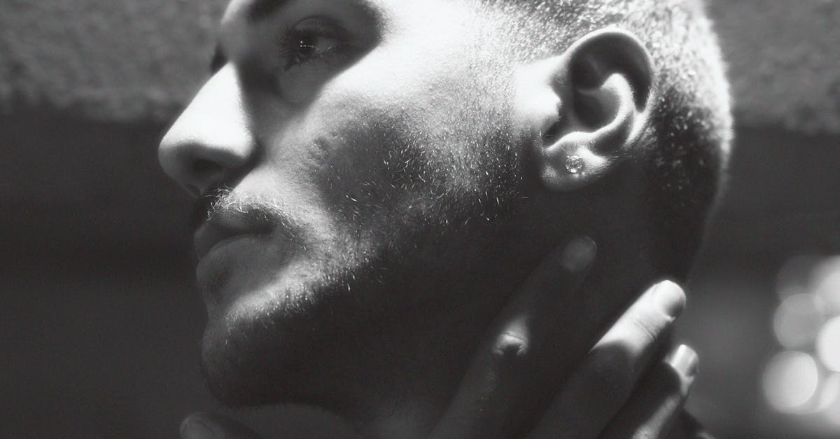 Comparing Vinyl and Latex Safety Gloves for Makeup Application